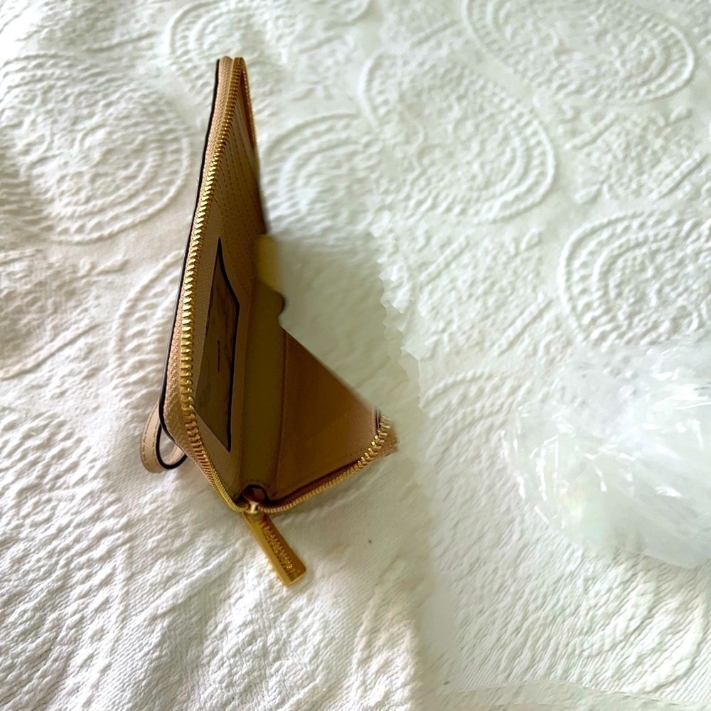 Michael Kors: NEW Women zip around wristlet, phone holder, cards and ID slots. - Picture 9 of 11